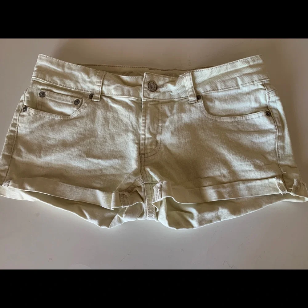 American Eagle Pale Yellow Shorts